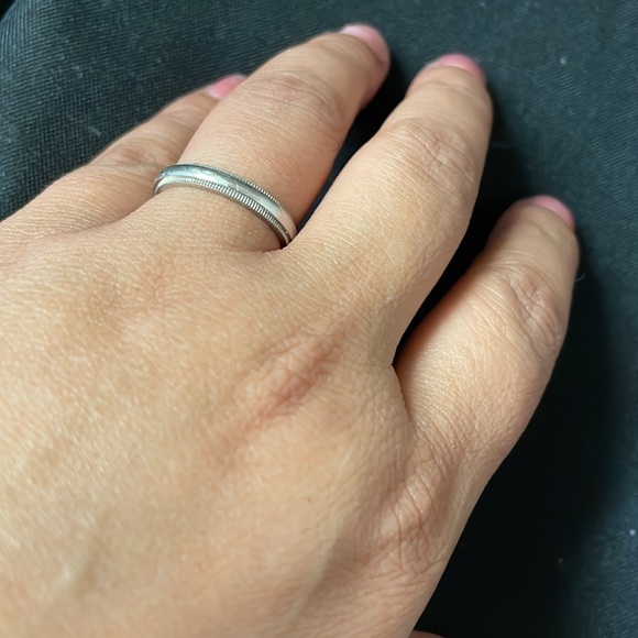 Tiffany & Co. Classic Milgrain Wedding Band in Platinum unisex - Picture 8 of 8